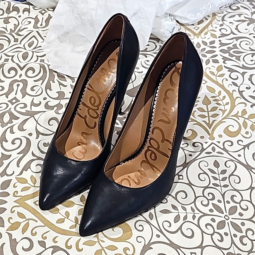 Black pumps